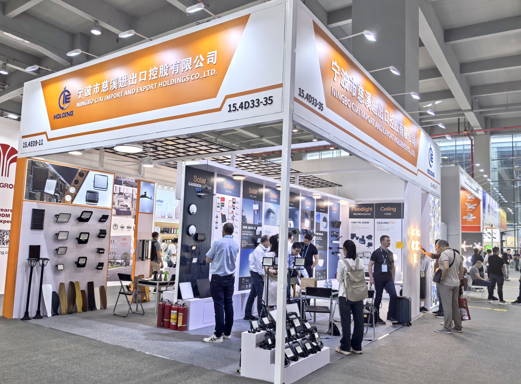 周高副市長等領(lǐng)導(dǎo)視察第137屆廣交會慈溪進(jìn)出口控股公司展位